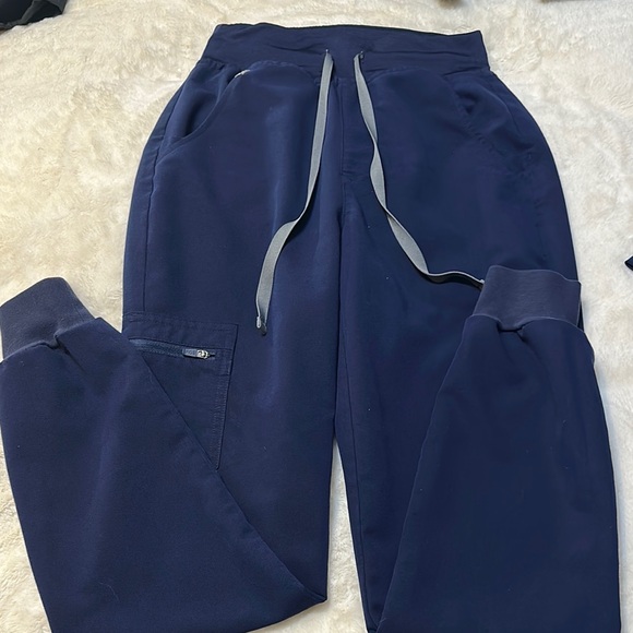 Women’s Navy FIGS Scrubs - Picture 3 of 4